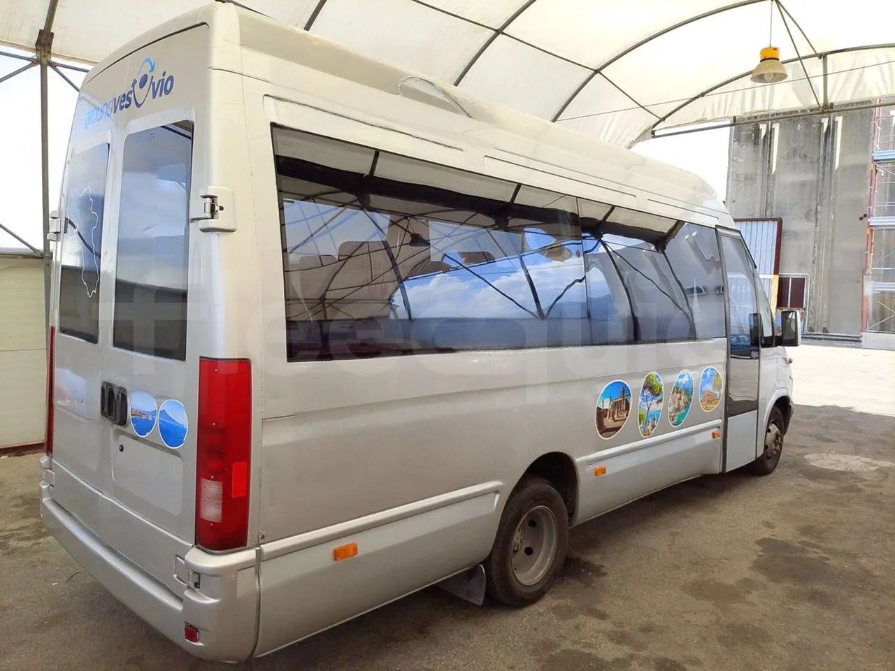 Iveco Daily A50C/19/H - EUR3 - 92kW -6.948m - 3/4 right rear doors closed
