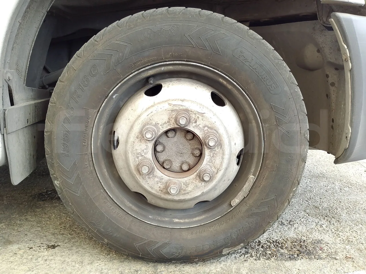 Iveco Daily A50C/19/H - EUR3 - 92kW -6.948m - front left tire measurements