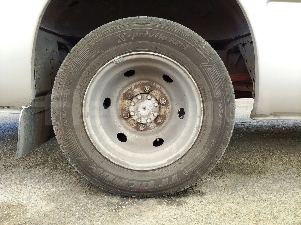 Iveco Daily A50C/19/H - EUR3 - 92kW -6.948m - rear left tire photo