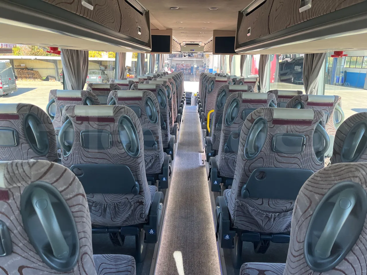 Van Hool Astronef T916 SF3 - Euro5 - 340kW - 13.200mt - forward view middle aisle