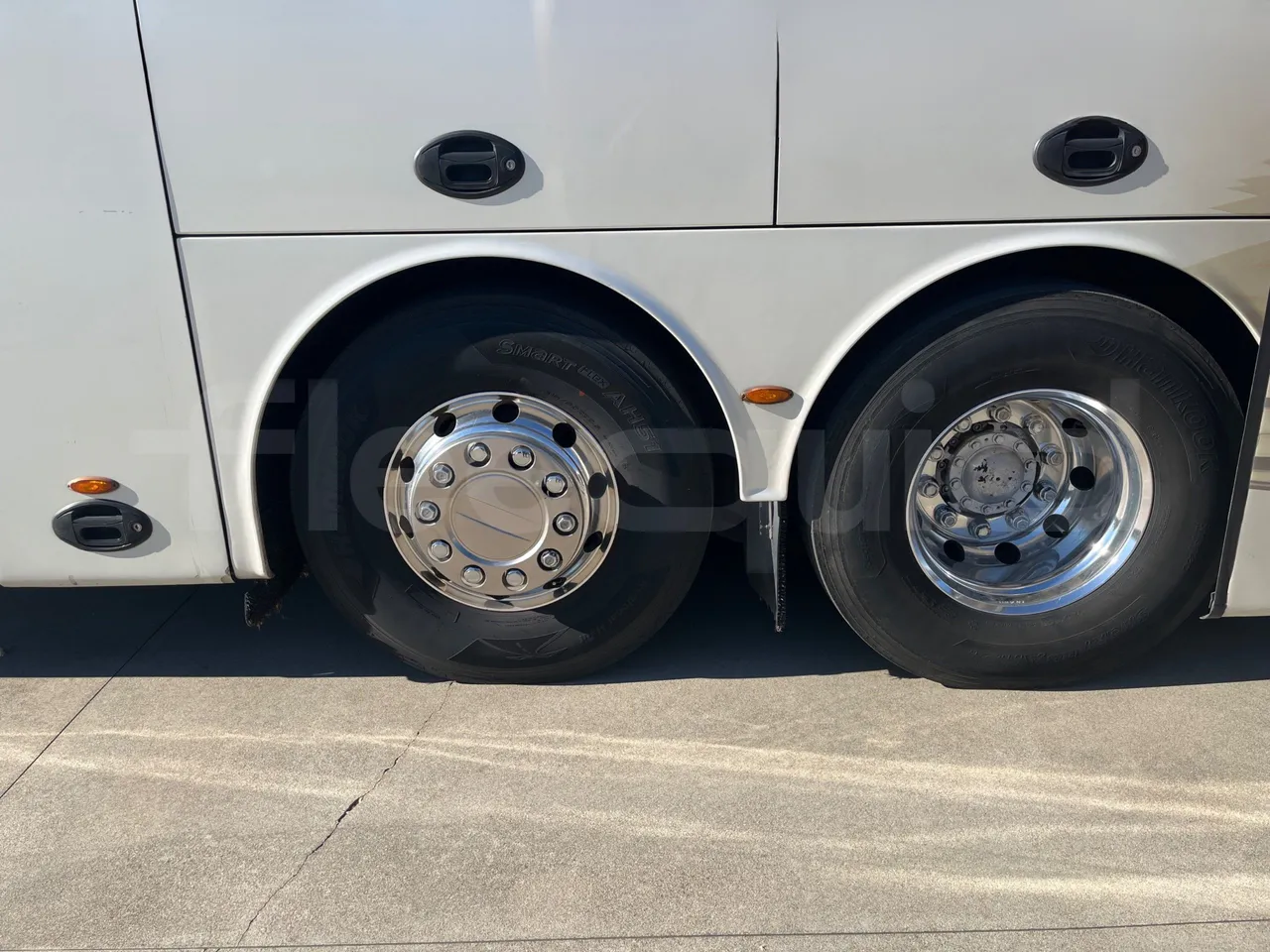 Van Hool Astronef T916 SF3 - Euro5 - 340kW - 13.200mt - rear left tire photo