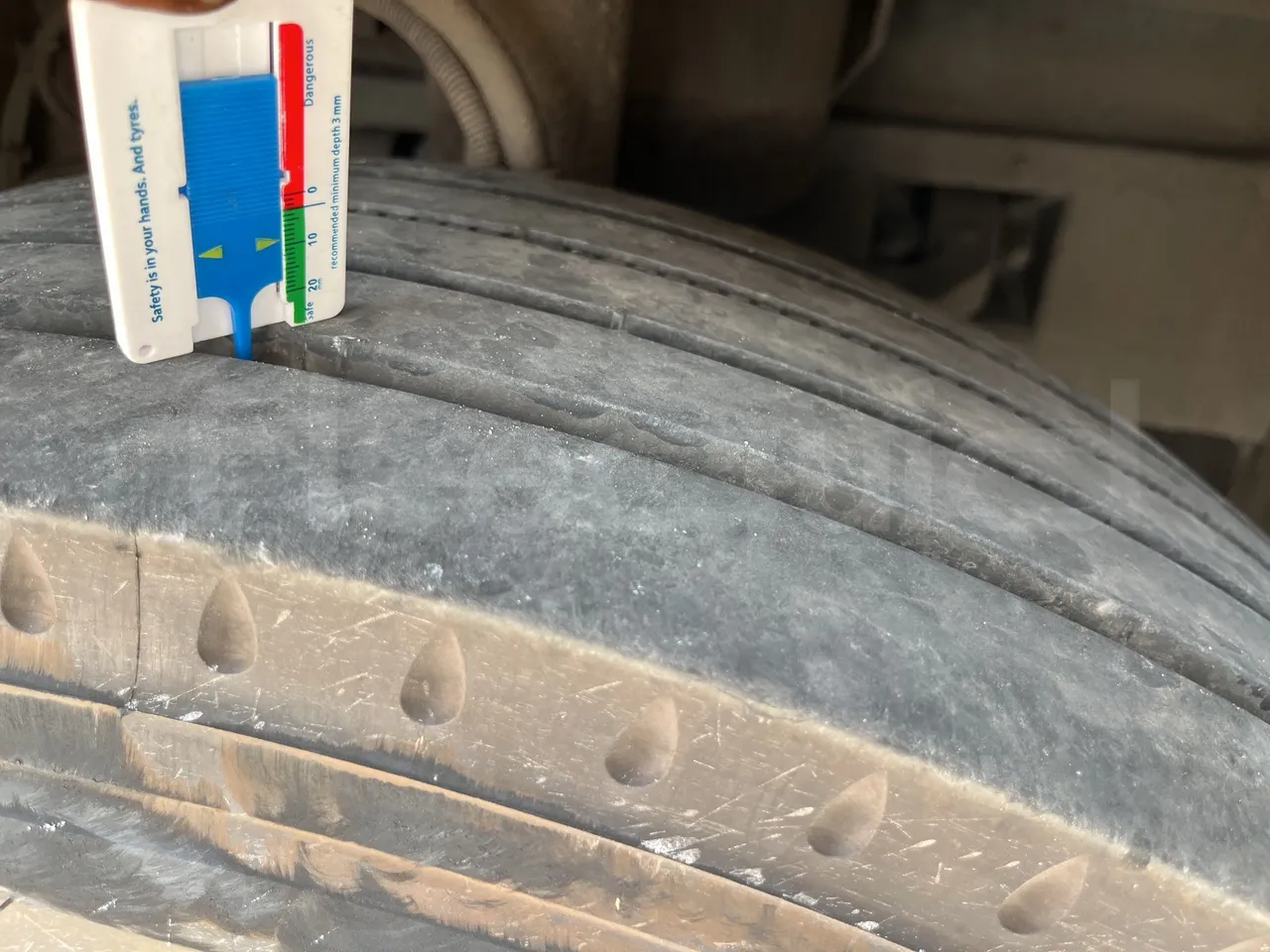 Setra S415 - First Axle Left Side: Tyre Tread