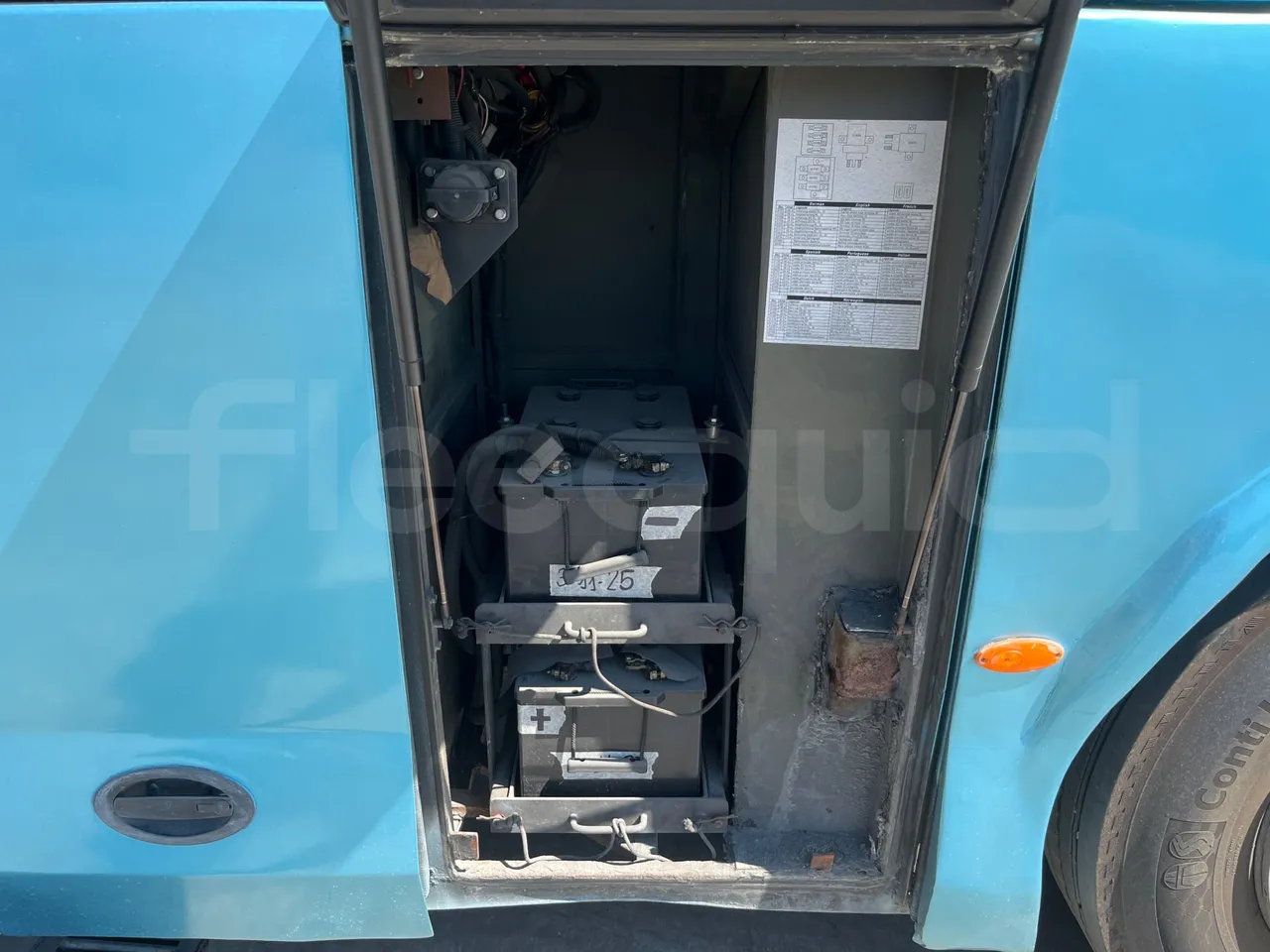 Mercedes-Benz Noge - external compartments photo