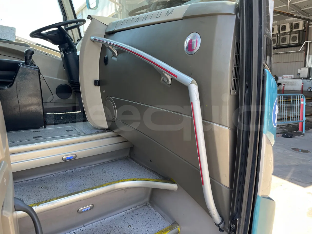 Mercedes-Benz Noge - handrails photo