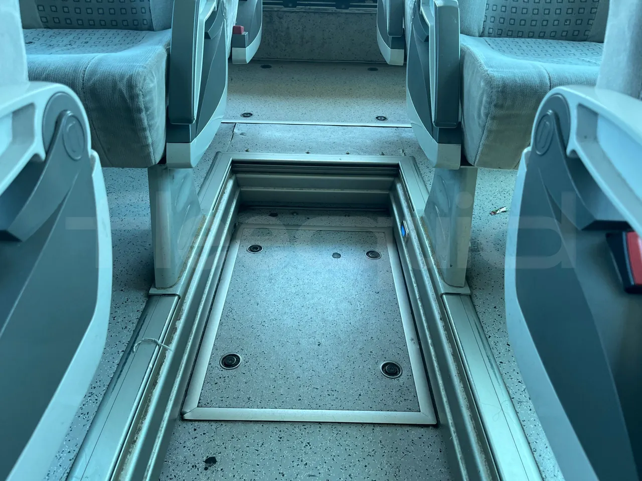 Mercedes-Benz Noge - floor hatches photo