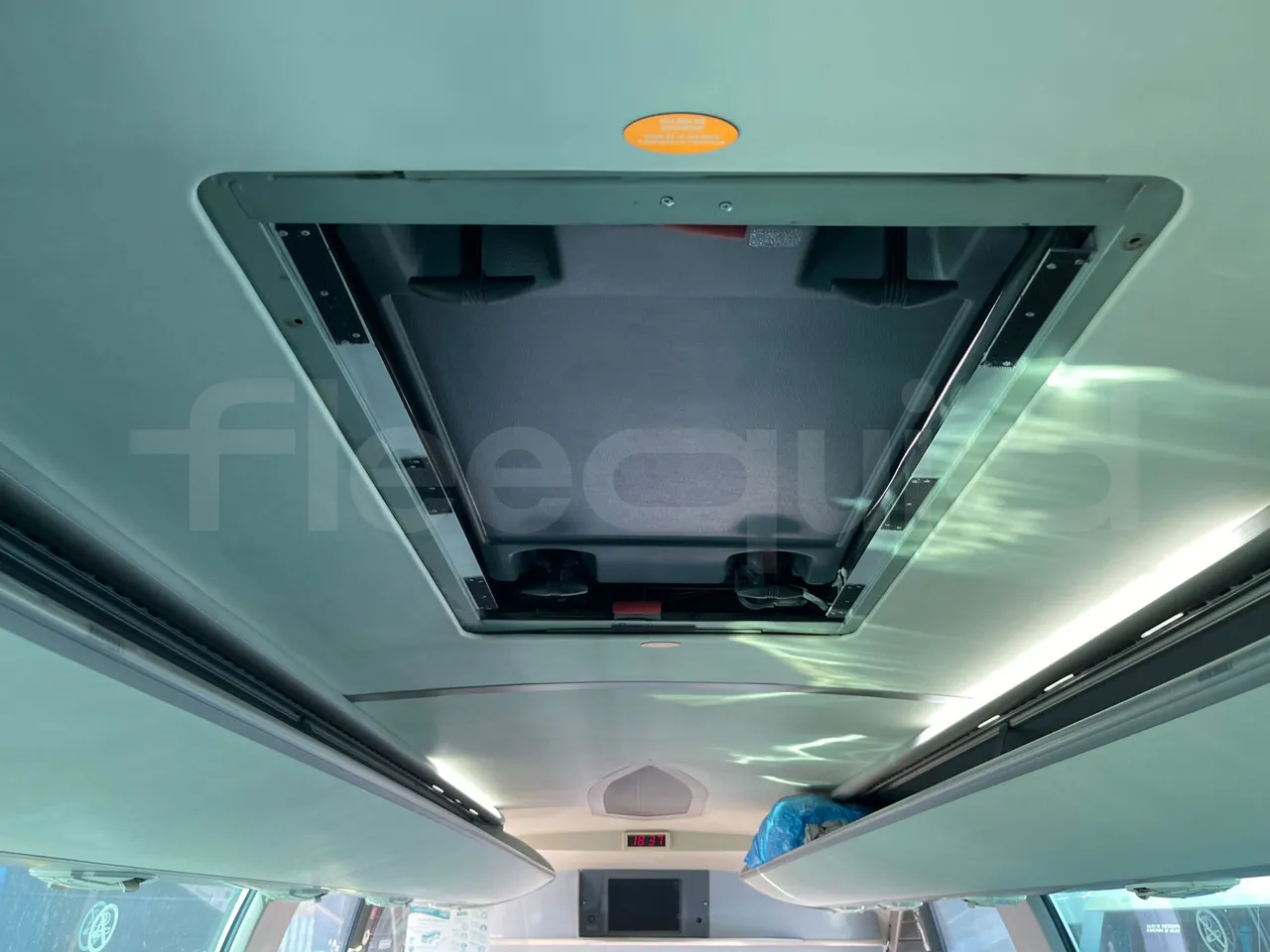 Mercedes-Benz Noge - Roof Hatch 1