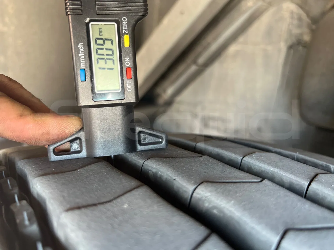 Mercedes-Benz Noge - Second Axle Left Side: Tyre Thickness