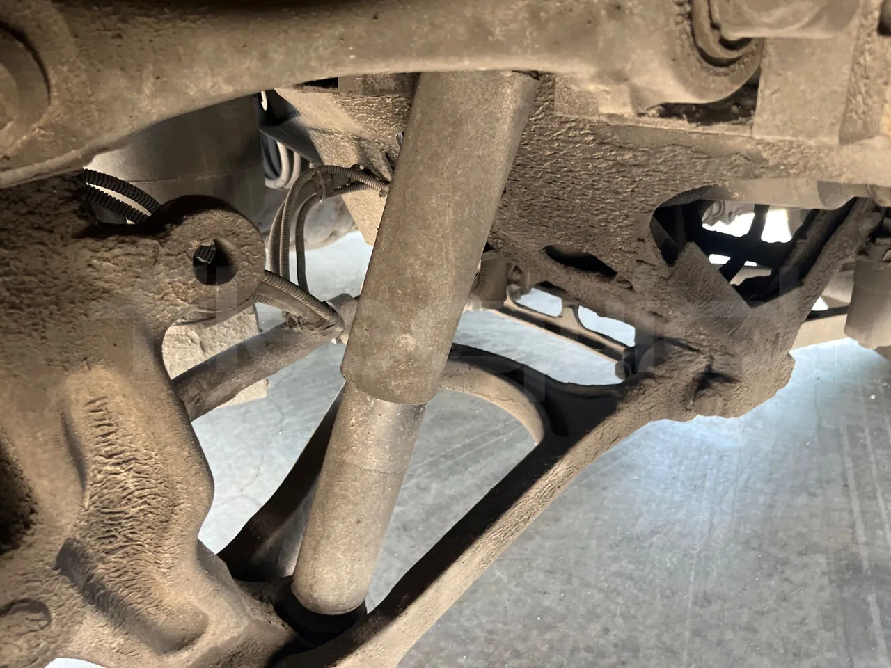 Mercedes-Benz Noge - Third Axle Second Shock Absorbers Left Side