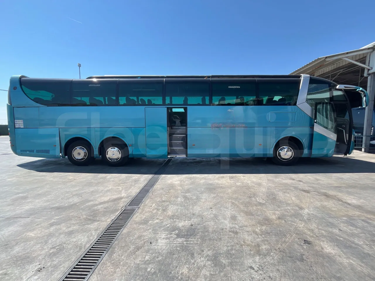 Mercedes-Benz Noge - Right Side Doors Open