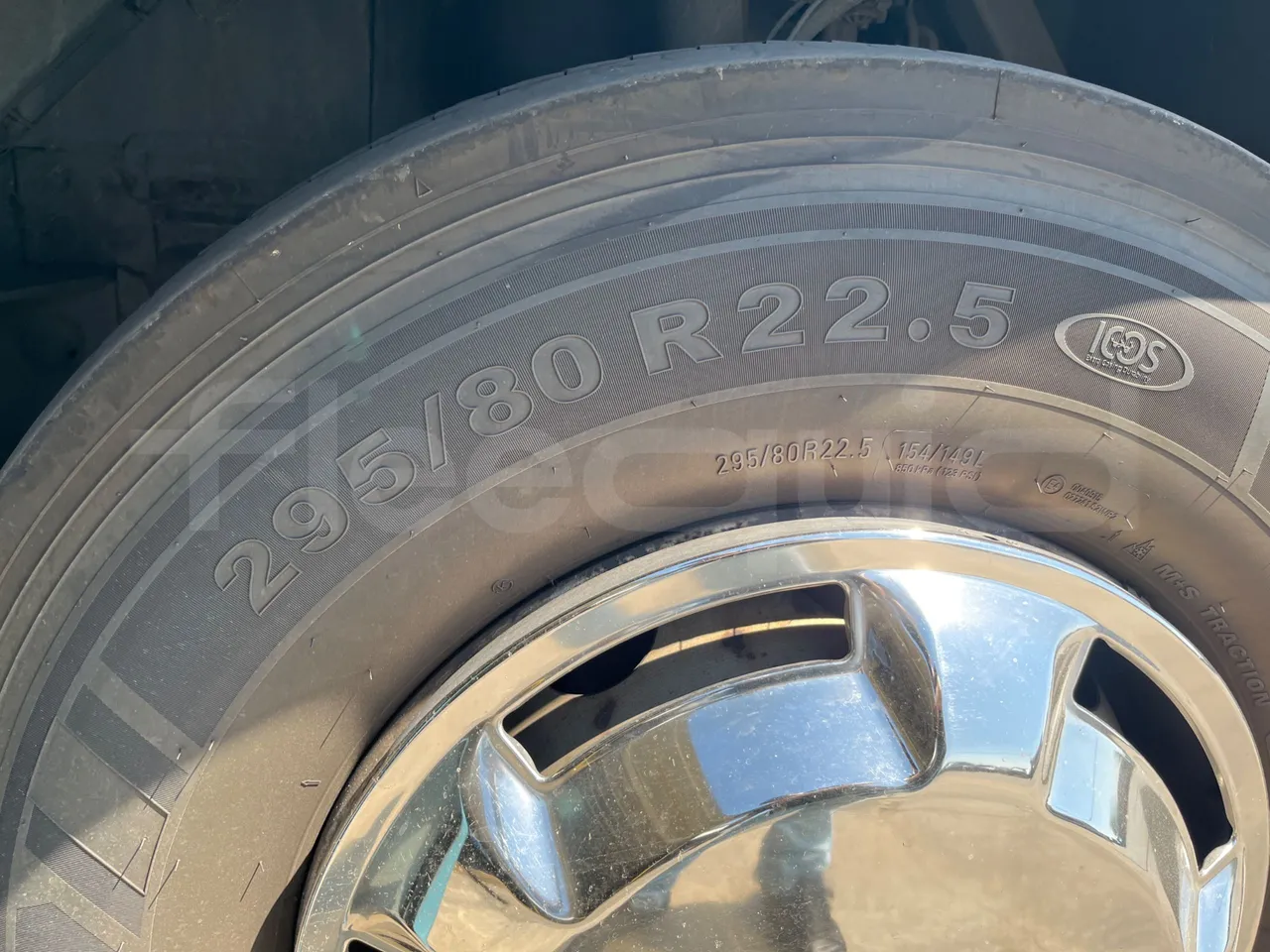 Mercedes-Benz Noge - First Axle Left Side: Tyre Tread