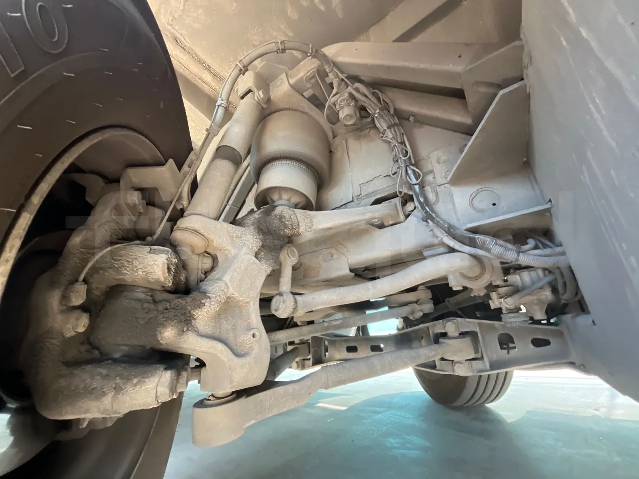 Mercedes-Benz Noge - First Axle Left Side