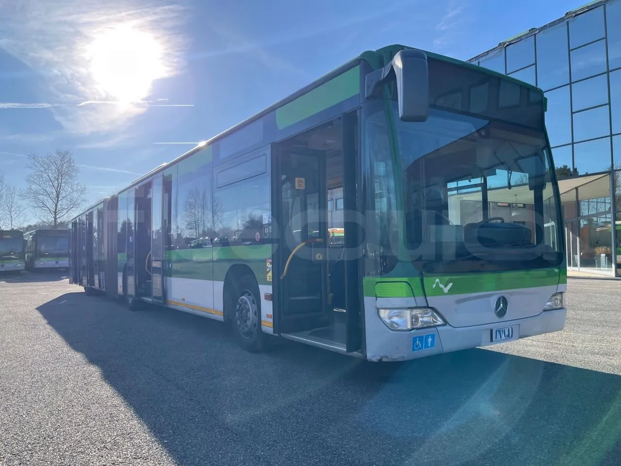 Mercedes-Benz O 530 G- 3P - Euro5 - 260kW - 17.940mt - 3/4 right front doors open