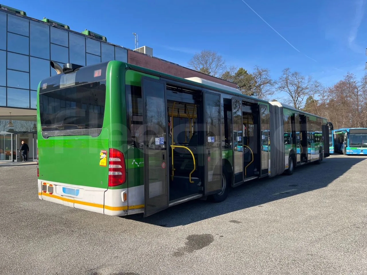 Mercedes-Benz O 530 G- 3P - Euro5 - 260kW - 17.940mt - 3/4 right rear doors open