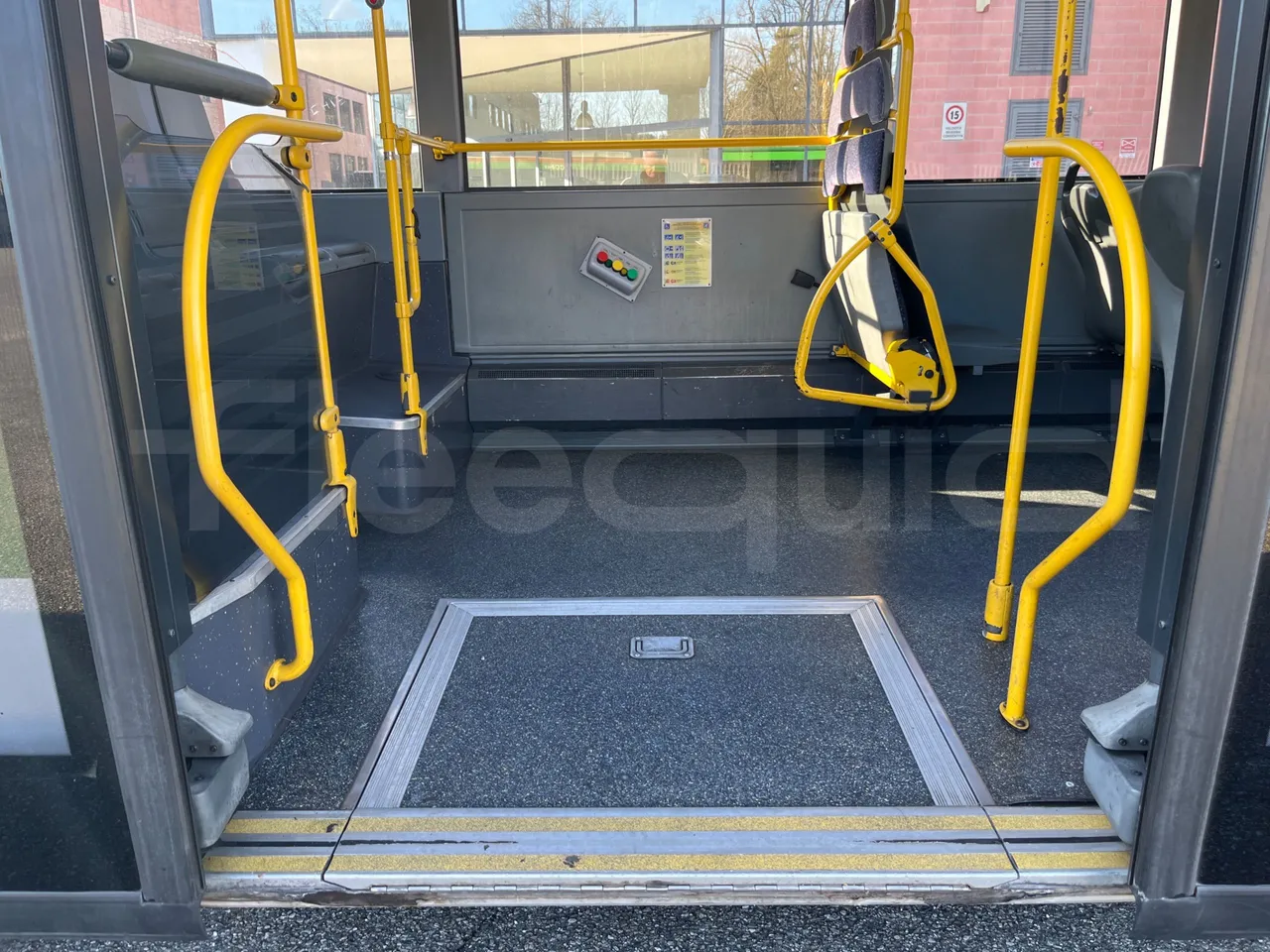 Mercedes-Benz O 530 G- 3P - Euro5 - 260kW - 17.940mt - disabled area photo