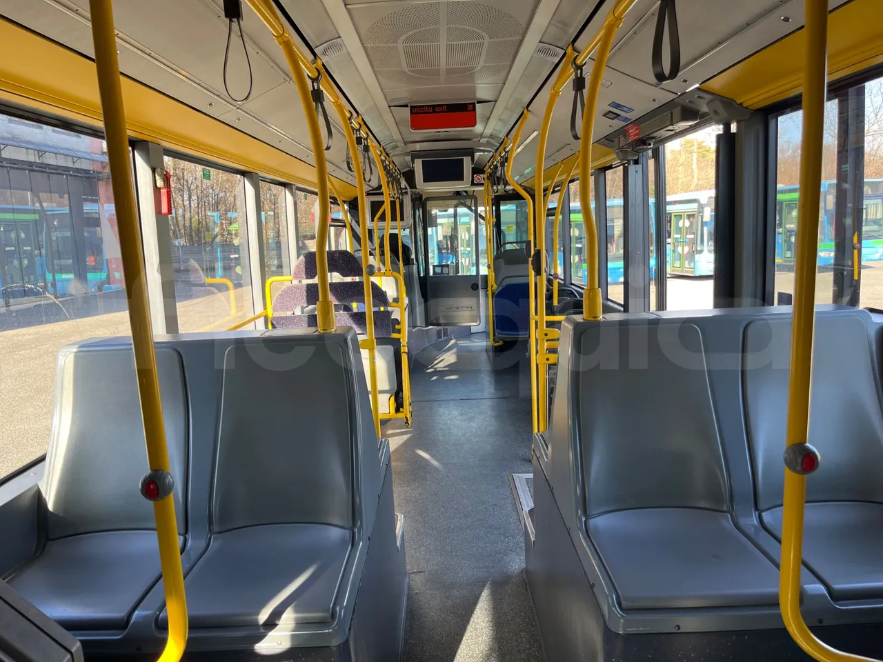 Mercedes-Benz O 530 G- 3P - Euro5 - 260kW - 17.940mt - forward view middle aisle