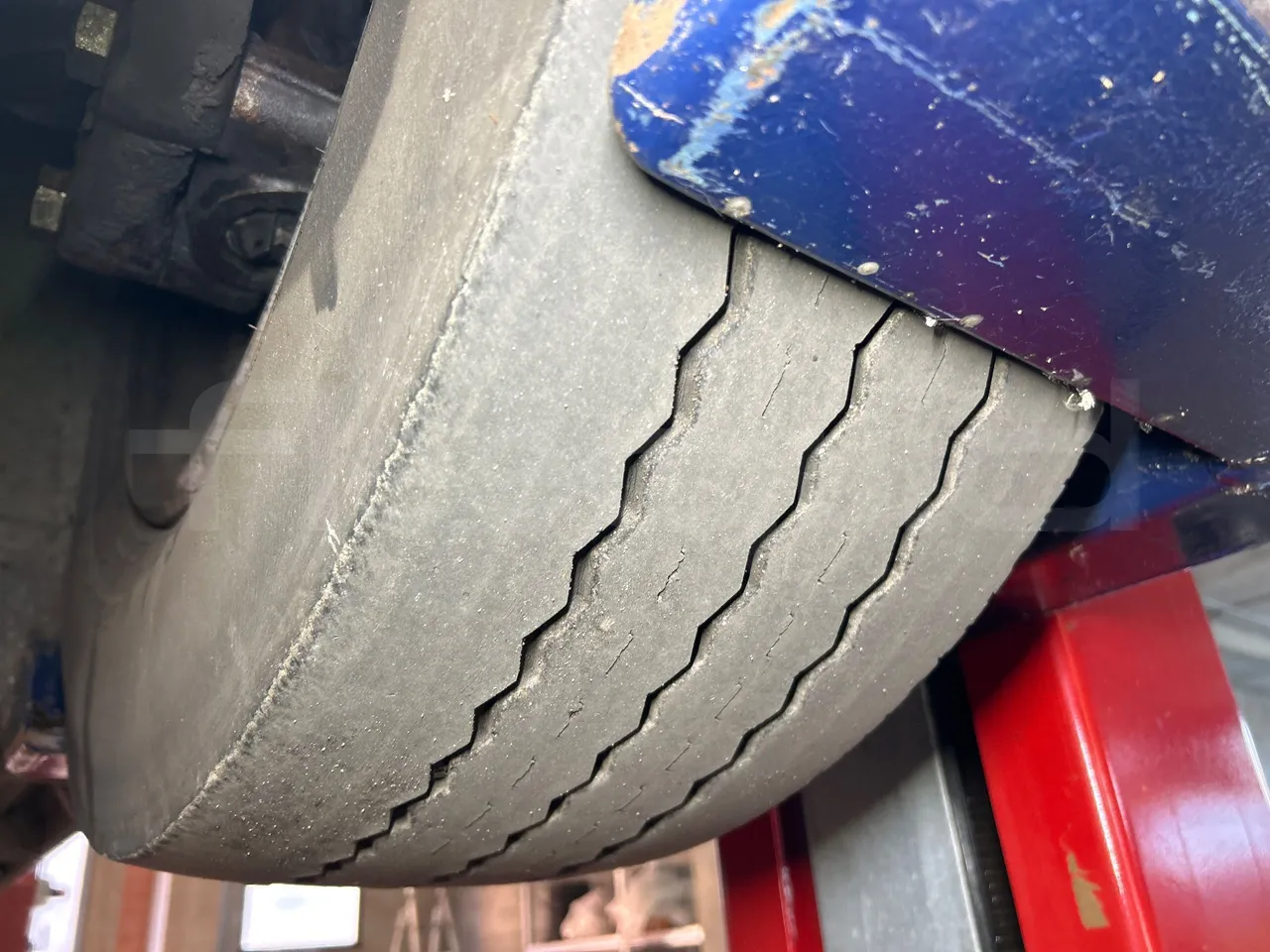 Mercedes-Benz O 530 G- 3P - Euro5 - 260kW - 17.940mt - tread condition front tires left