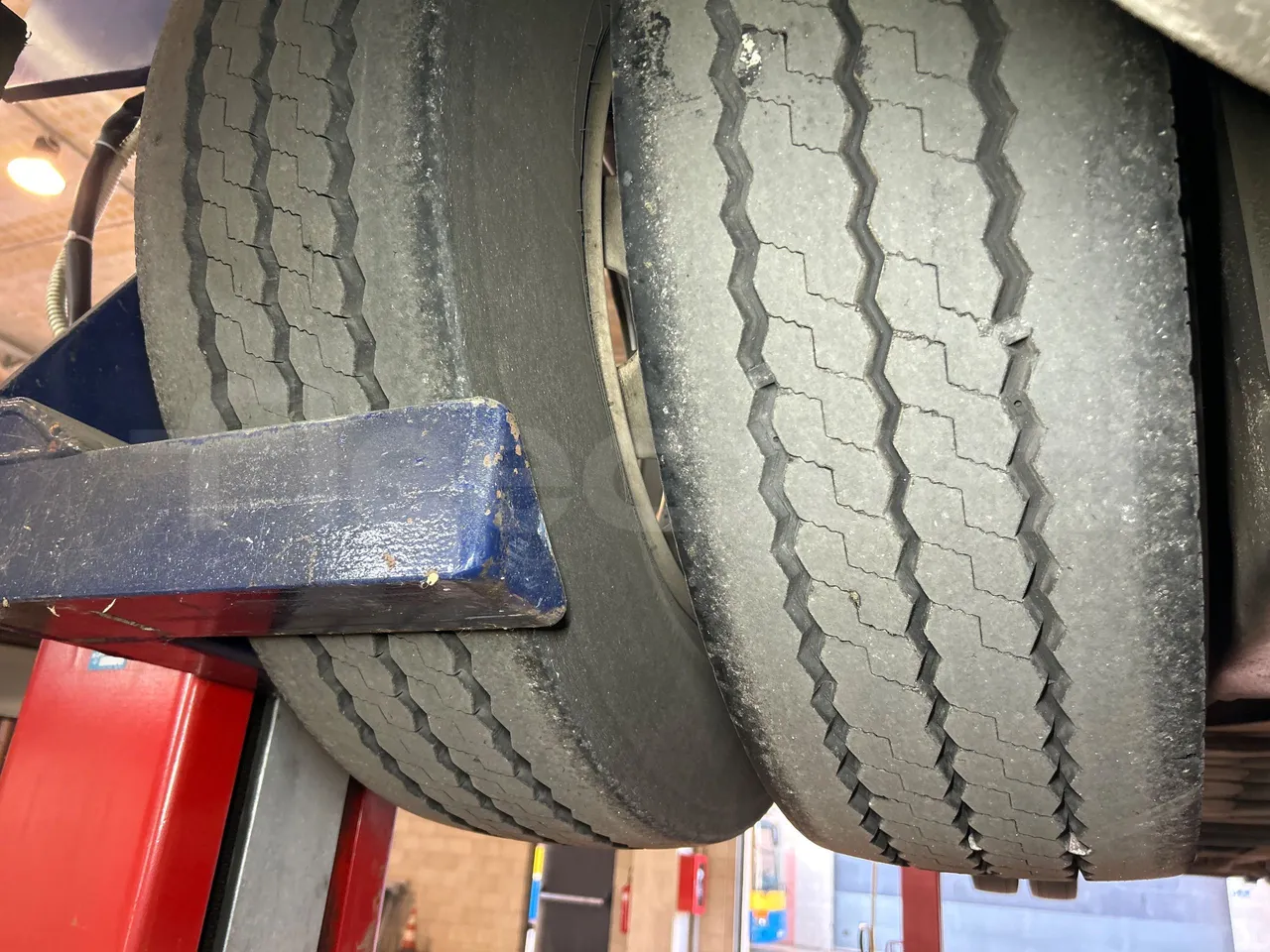 Mercedes-Benz O 530 G- 3P - Euro5 - 260kW - 17.940mt - tread condition second axle tires left