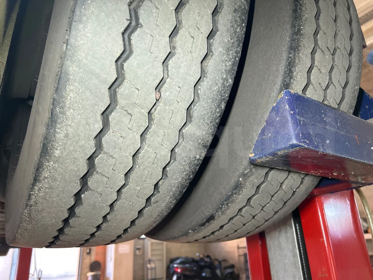 Mercedes-Benz O 530 G- 3P - Euro5 - 260kW - 17.940mt - tread condition second axle tires right