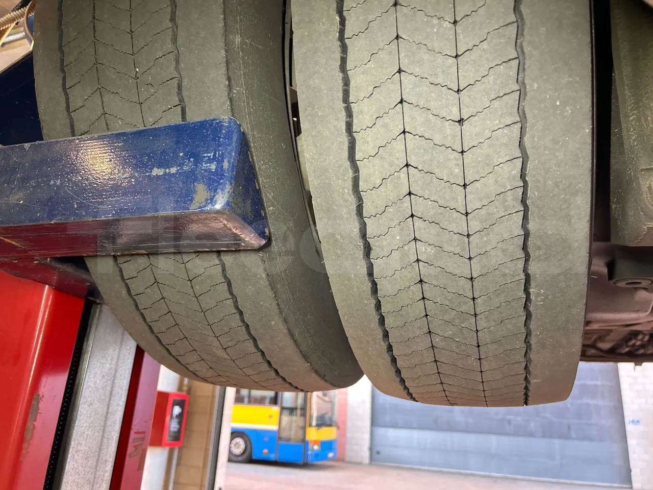 Mercedes-Benz O 530 G- 3P - Euro5 - 260kW - 17.940mt - tread condition third axle tires left