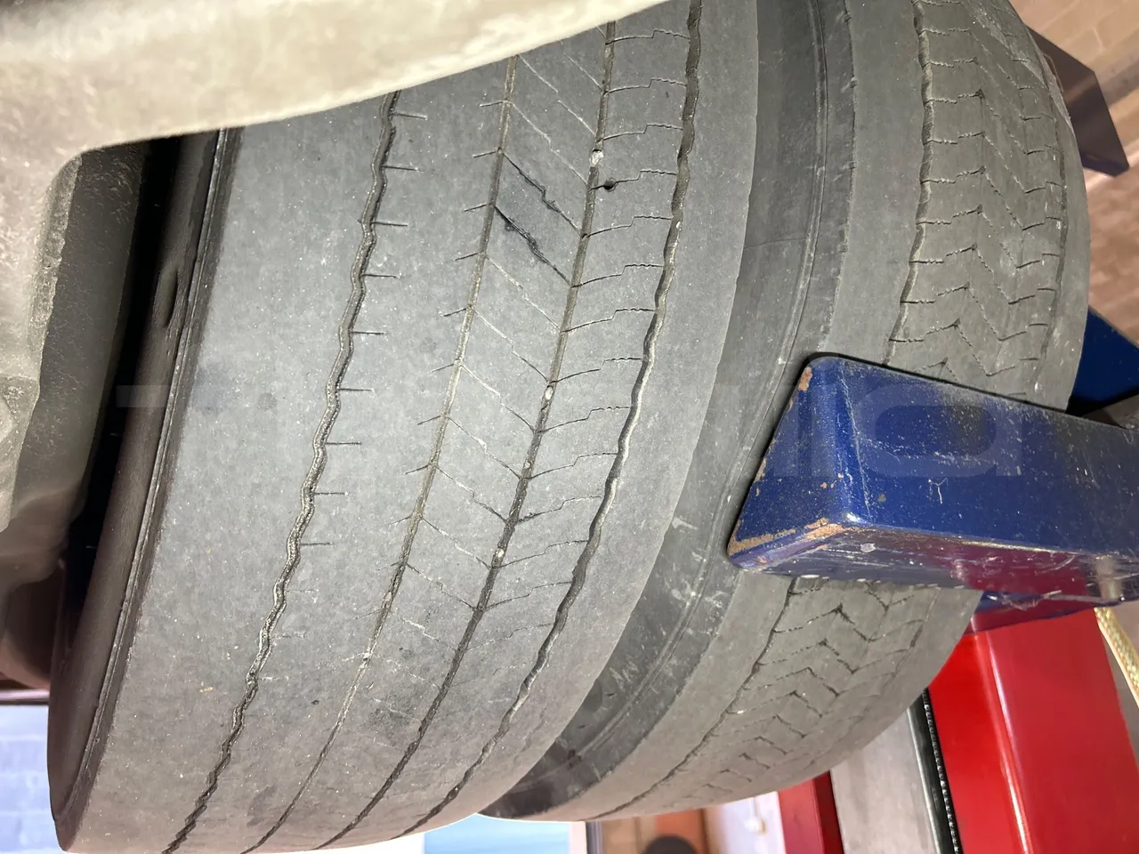 Mercedes-Benz O 530 G- 3P - Euro5 - 260kW - 17.940mt - tread condition third axle tires right