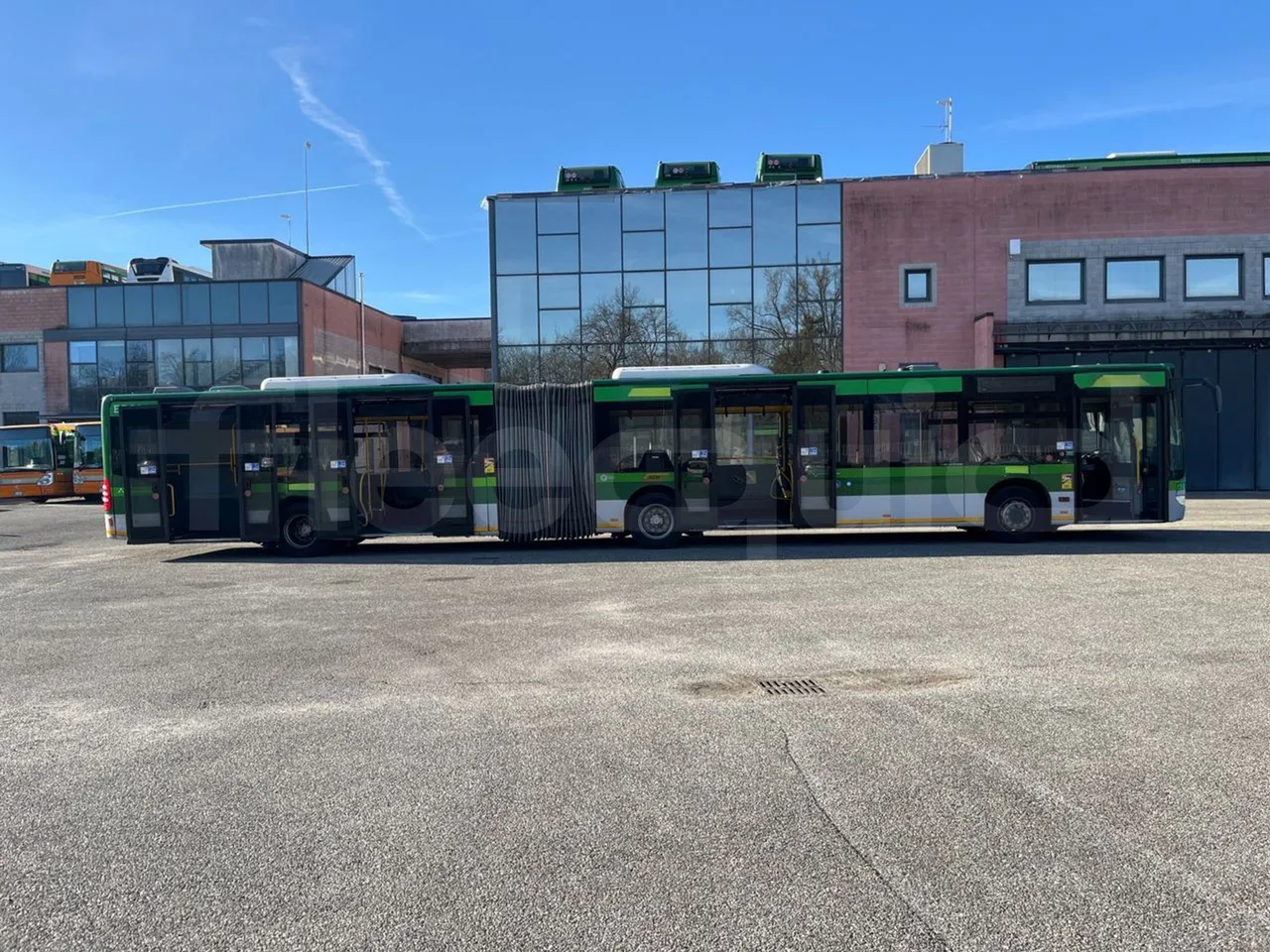 Mercedes-Benz O 530 G- 3P - Euro5 - 260kW - 17.940mt - right side doors open