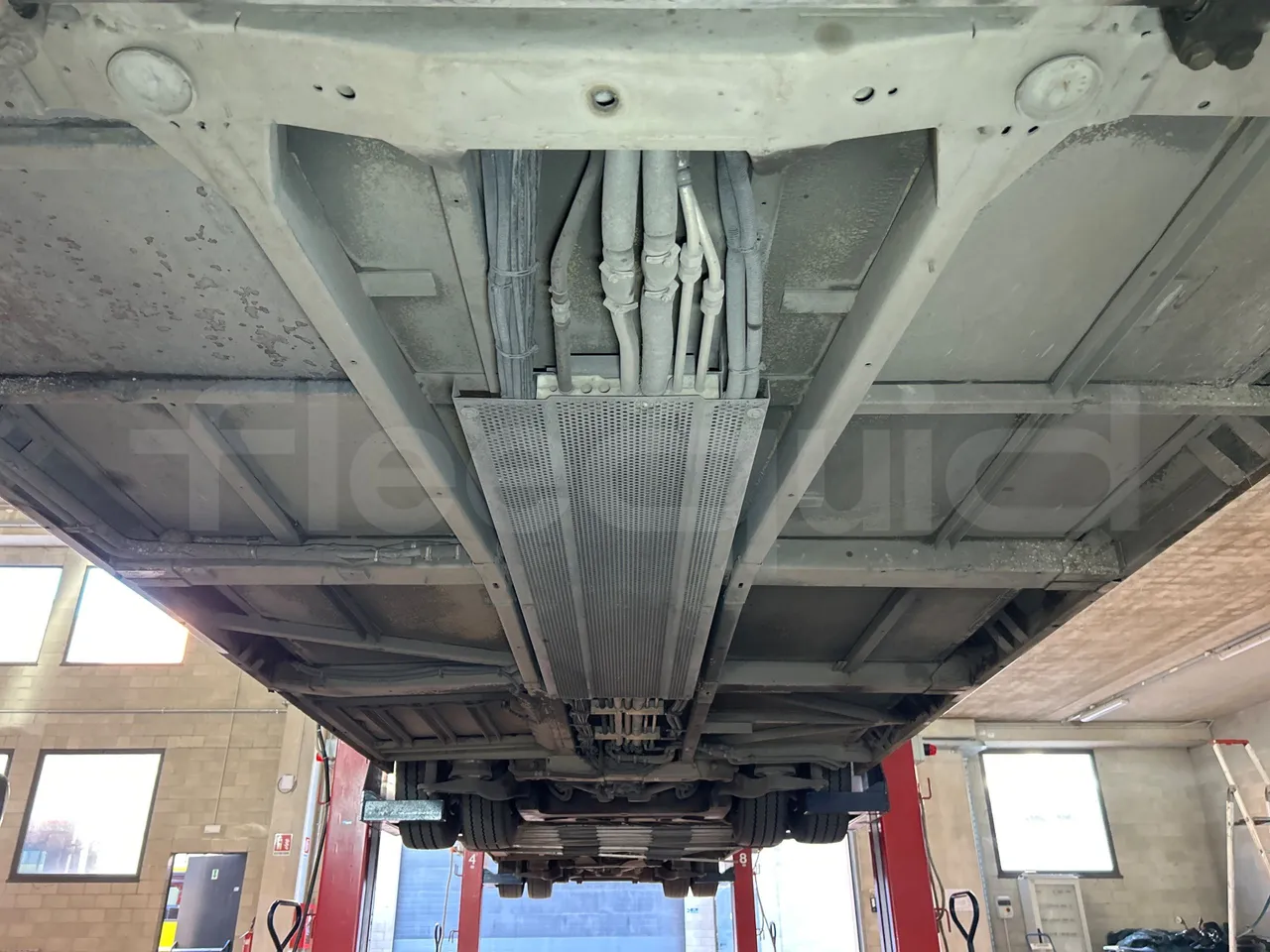 Mercedes-Benz O 530 G- 3P - Euro5 - 260kW - 17.940mt - central undercarriage photo