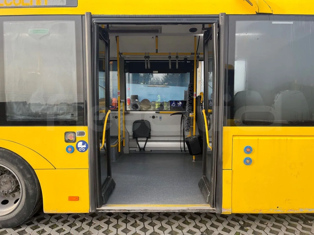 Solaris Urbino 18 - Euro 6 - 271 kW - 18 mt - 3/4 right front doors open