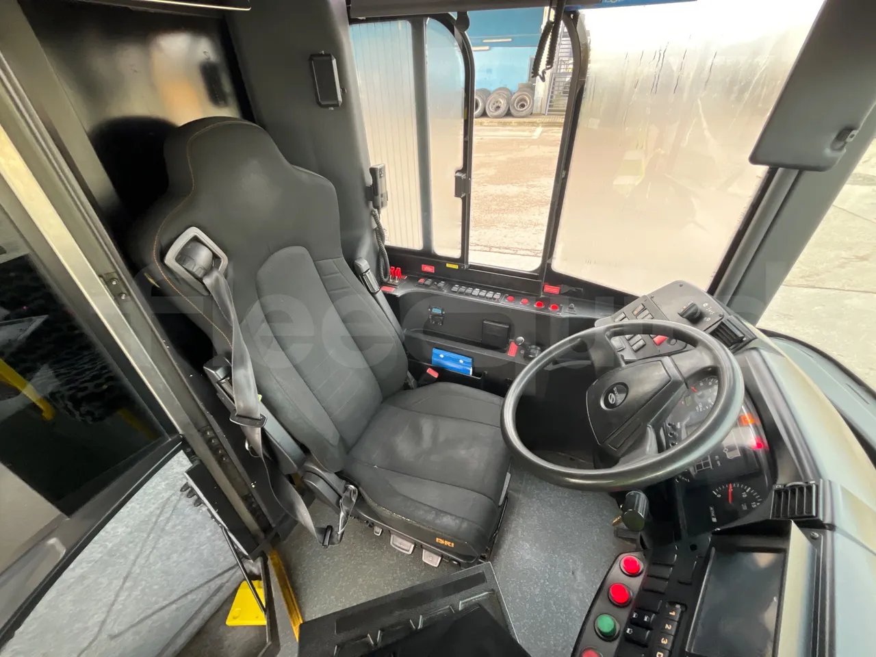 Solaris Urbino 18 - Euro 6 - 271 kW - 18 mt - driver's seat photo