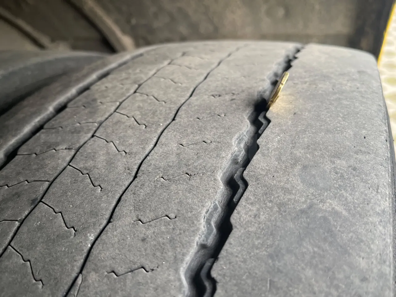 Solaris Urbino 18 - Euro 6 - 271 kW - 18 mt - tread condition second axle tires right