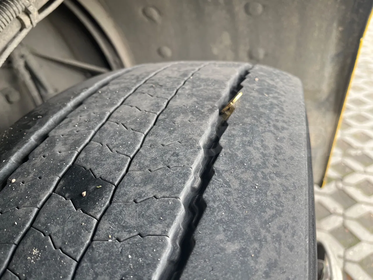 Solaris Urbino 18 - Euro 6 - 271 kW - 18 mt - tread condition third axle tires left