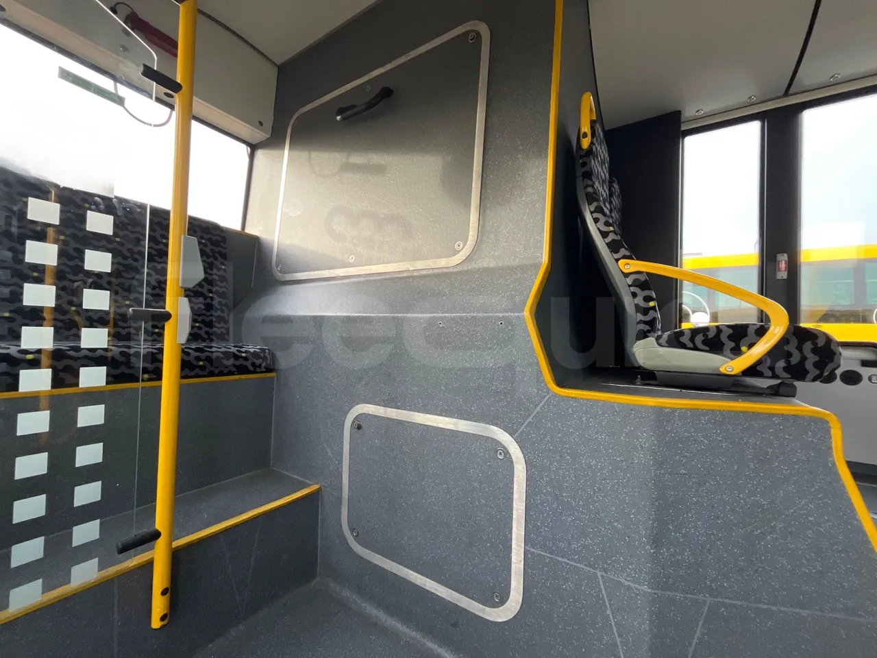 Solaris Urbino 18 - Euro 6 - 271 kW - 18 mt - overhead compartments photo