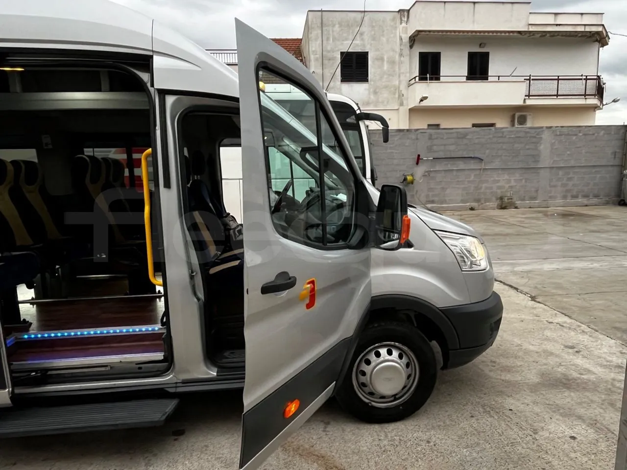 Ford Transit FBD - Euro6 - 114kW - 6.704mt - front door 1 open