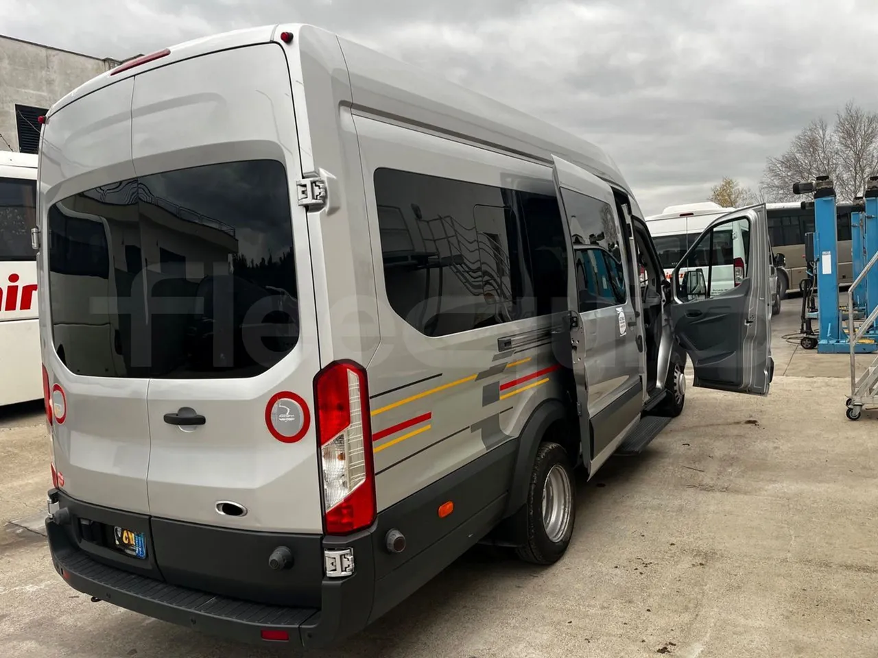 Ford Transit FBD - Euro6 - 114kW - 6.704mt - 3/4 right rear doors open