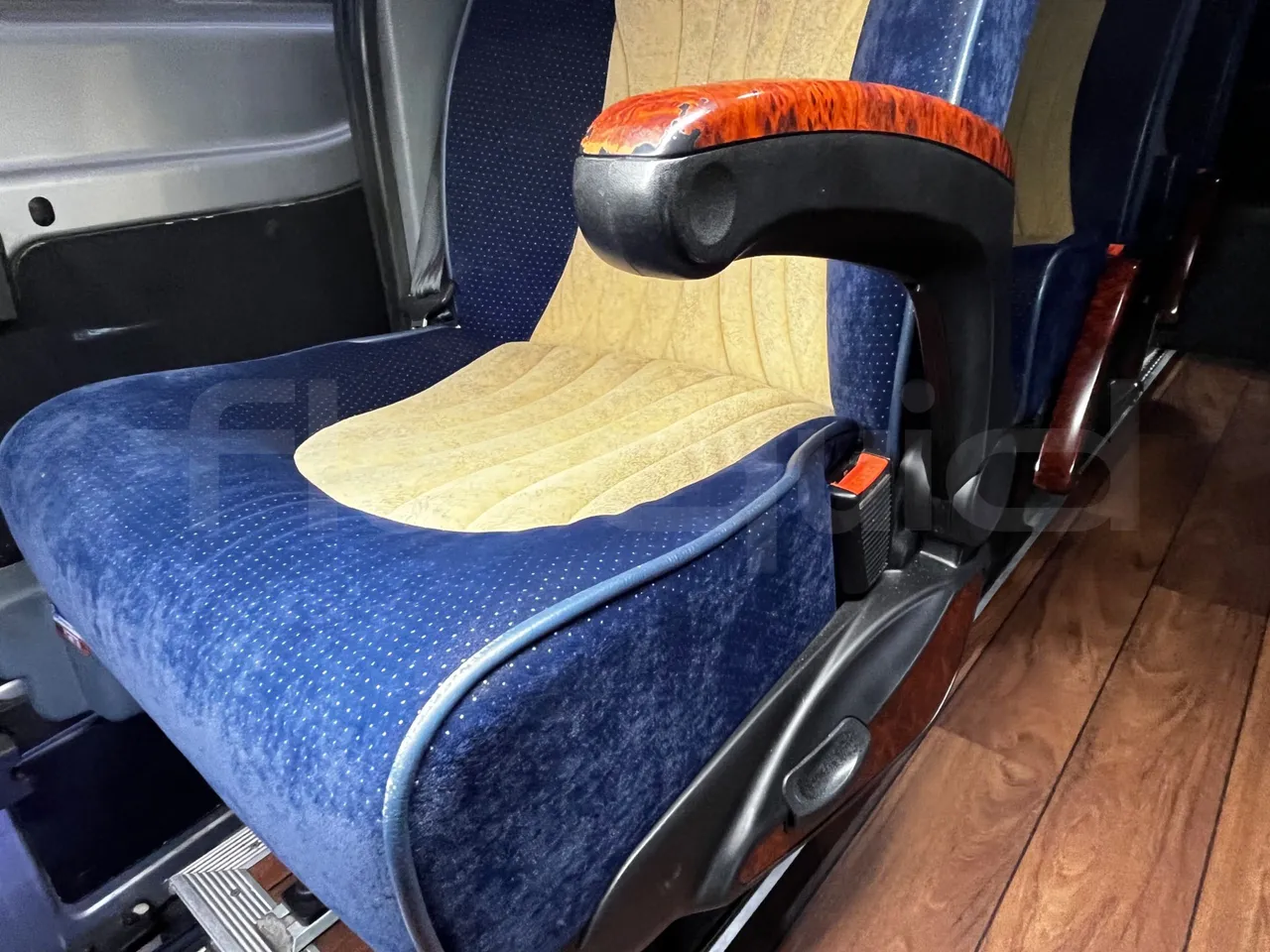 Ford Transit FBD - Euro6 - 114kW - 6.704mt - armrest detail photo
