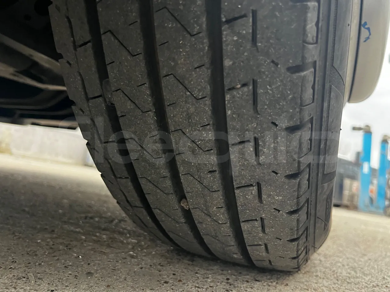 Ford Transit FBD - Euro6 - 114kW - 6.704mt - tread condition front tires right
