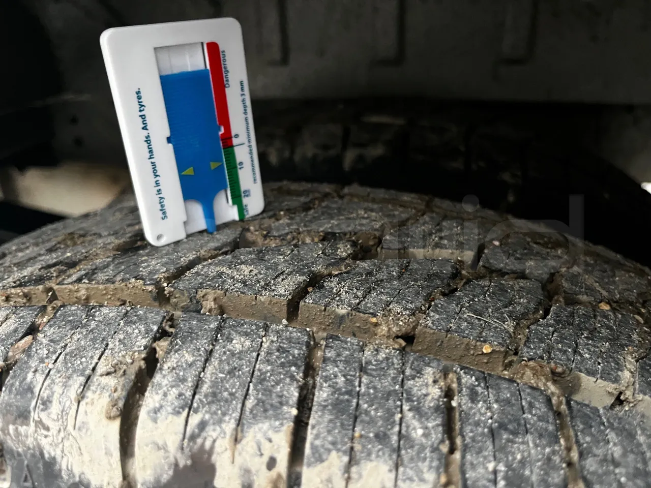 Ford Transit FBD - Euro6 - 114kW - 6.704mt - tread condition third axle tires right