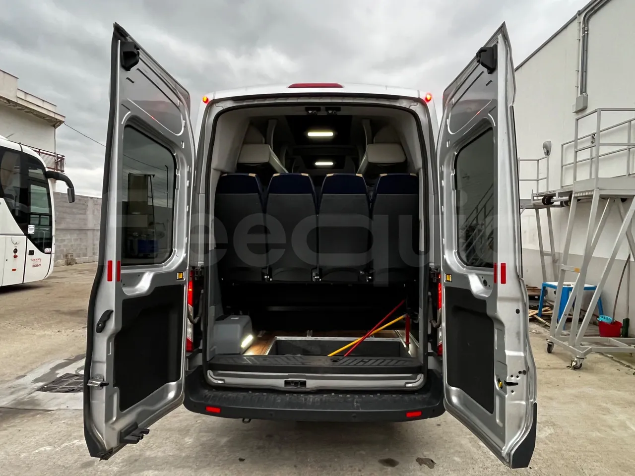 Ford Transit FBD - Euro6 - 114kW - 6.704mt - rear hatch open