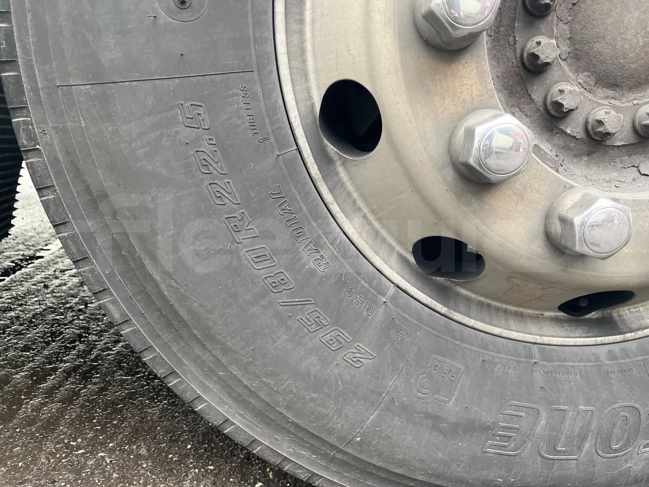 Man Ratio 18.480 - EUR5 - 353kW - 12.920m - rear left tire photo