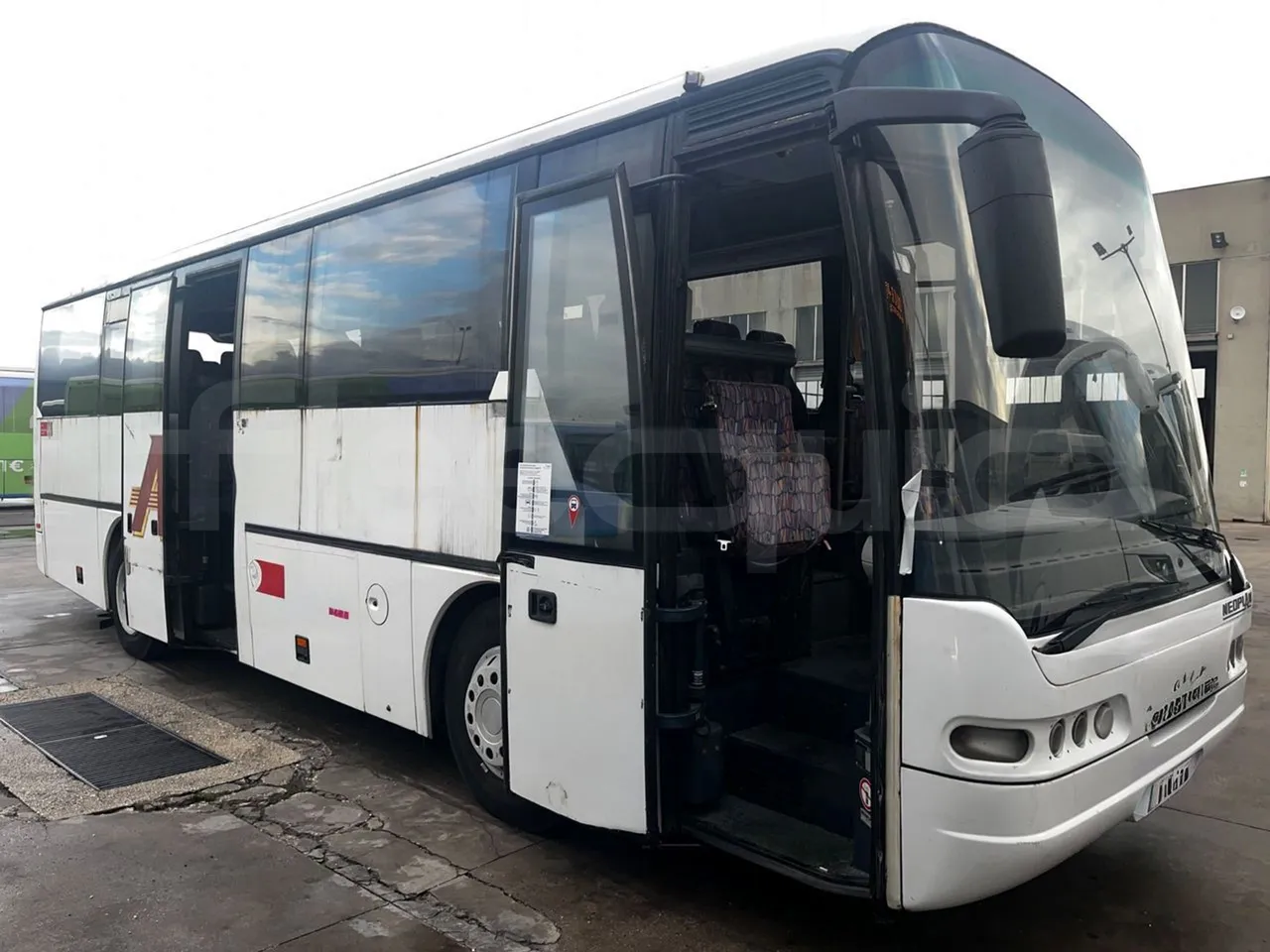 Neoplan N312 K - EUR3 - 260kW - 9.950m - 3/4 right front doors open