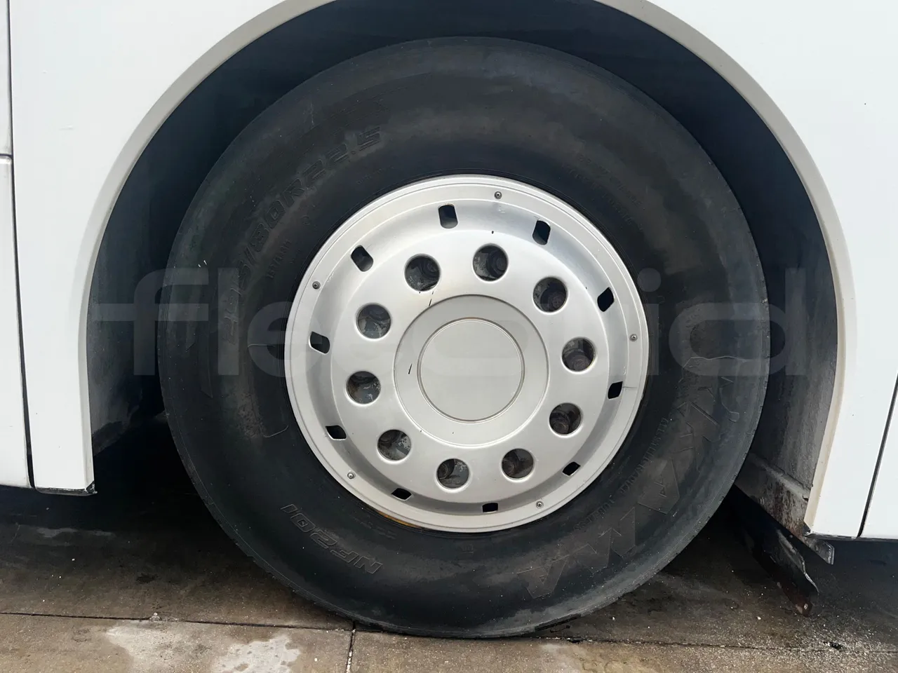 Neoplan N312 K - EUR3 - 260kW - 9.950m - front left tire measurements