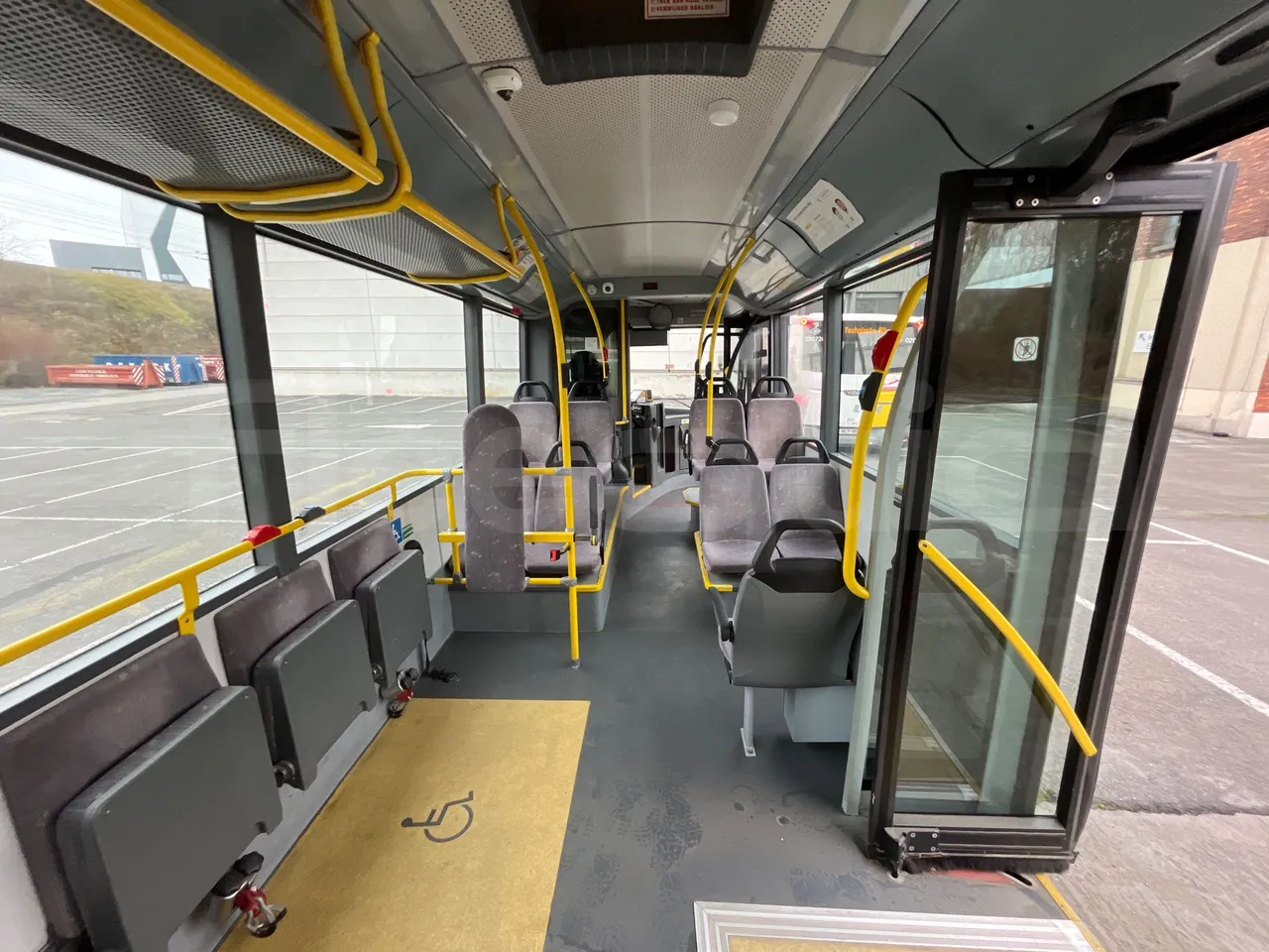 Van Hool A360 02N - Euro5 - 188kW - 12mt - forward view middle aisle