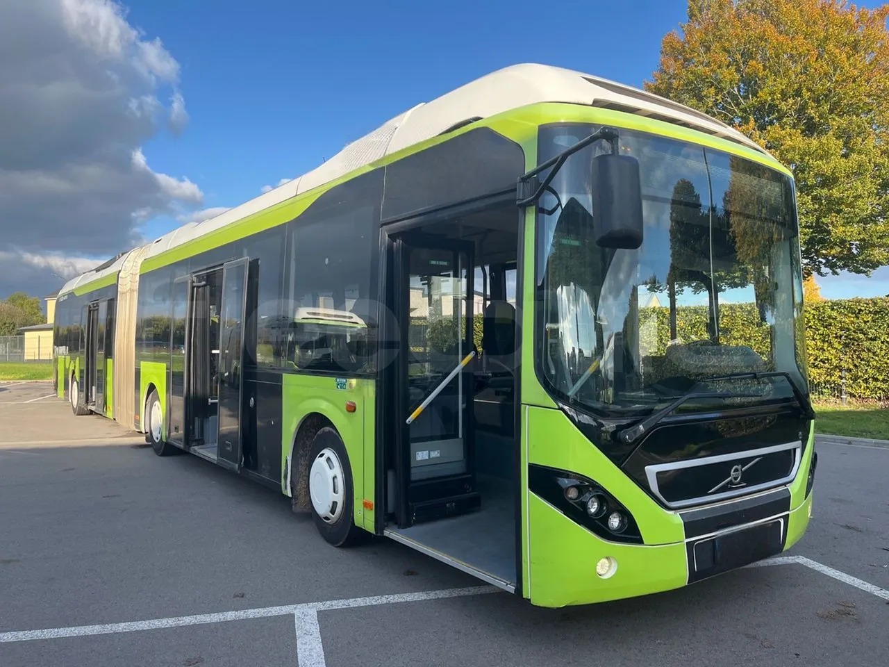 Volvo G891H L291LH24J8100 / Euro 6 - 177 Kw - 18.750 Mt - 3/4 right front doors open
