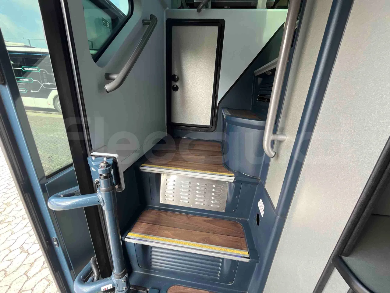 Neoplan Skyliner L - EUR6 - 371kW - 14.0000m - jack and driver keys