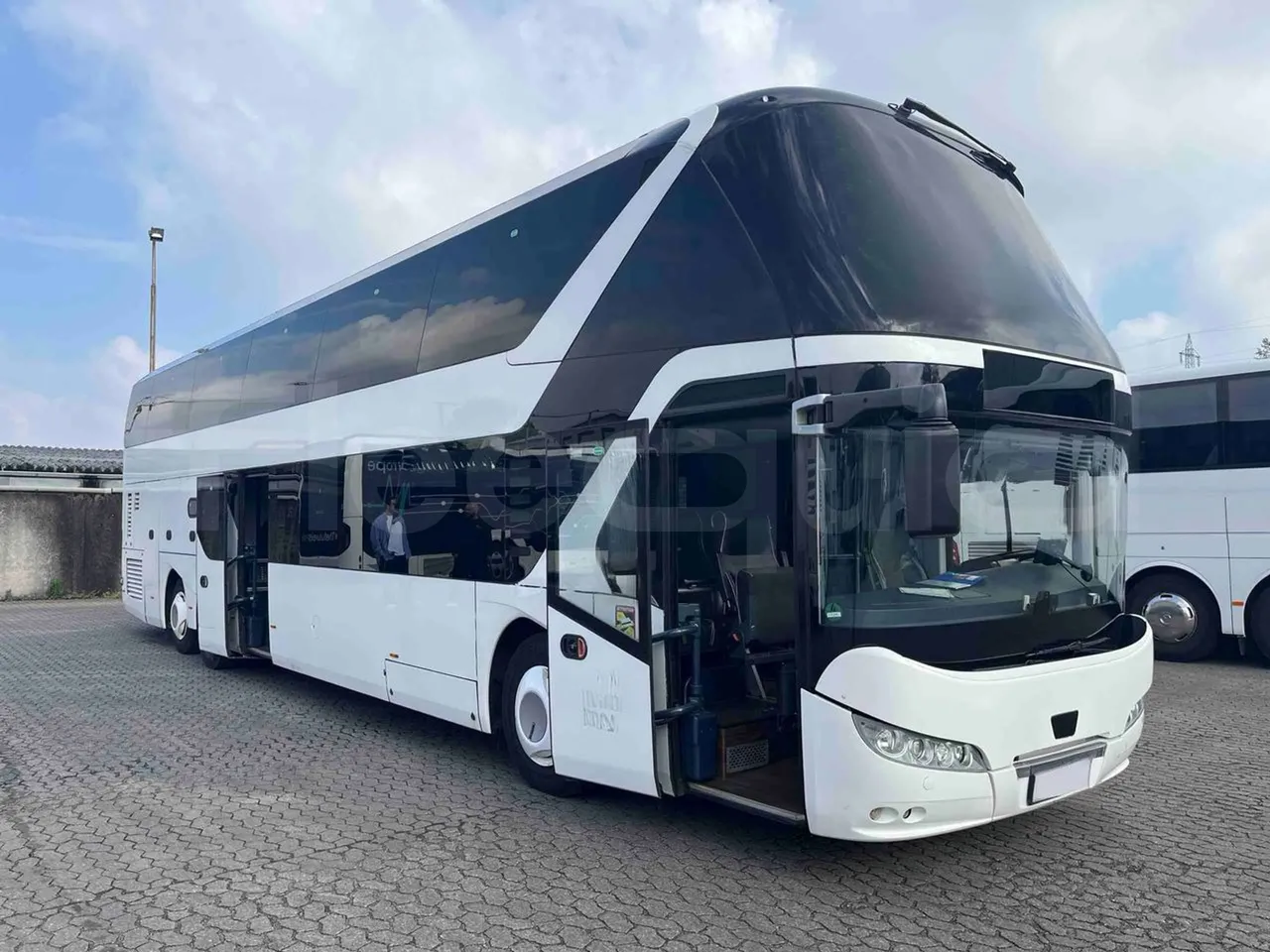 Neoplan Skyliner L - EUR6 - 371kW - 14.0000m - 3/4 right front doors open