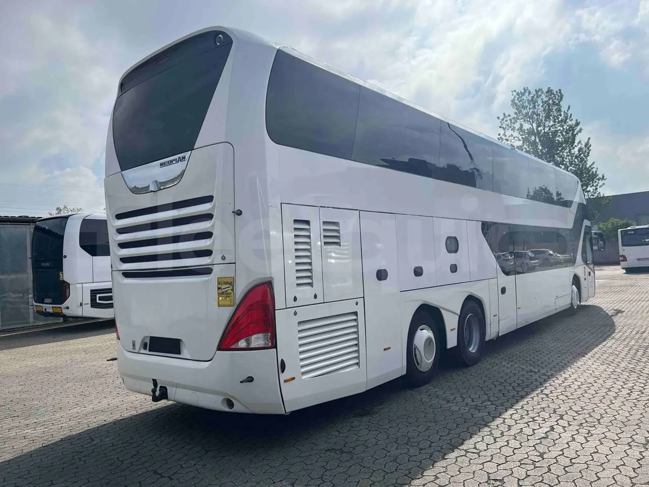 Neoplan Skyliner L - EUR6 - 371kW - 14.0000m - 3/4 right rear doors closed