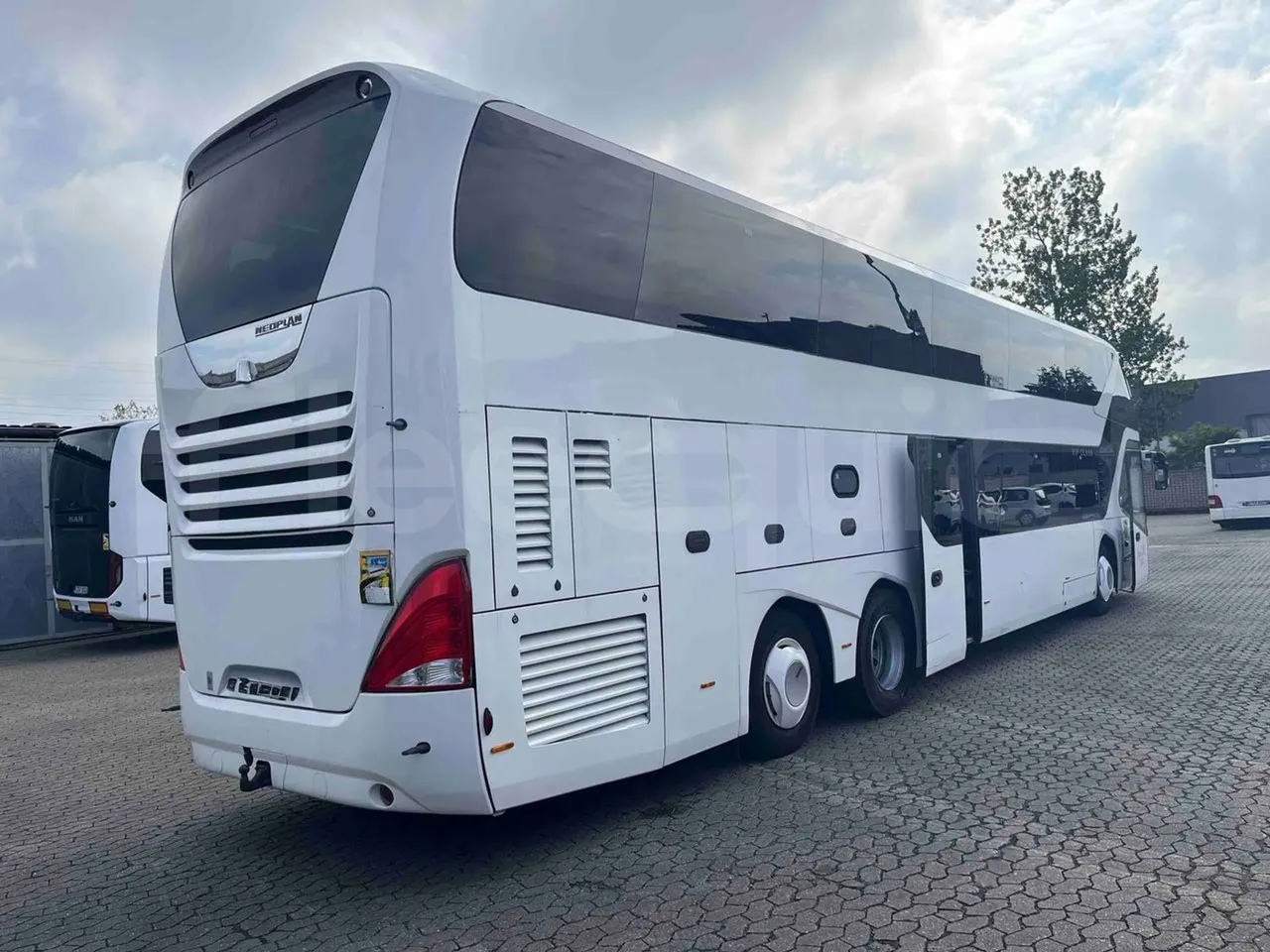 Neoplan Skyliner L - EUR6 - 371kW - 14.0000m - 3/4 right rear doors open