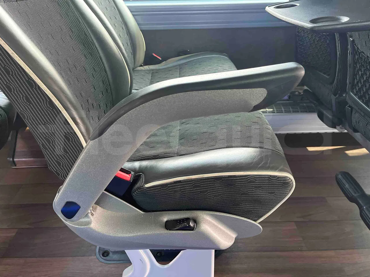 Neoplan Skyliner L - EUR6 - 371kW - 14.0000m - armrest detail photo