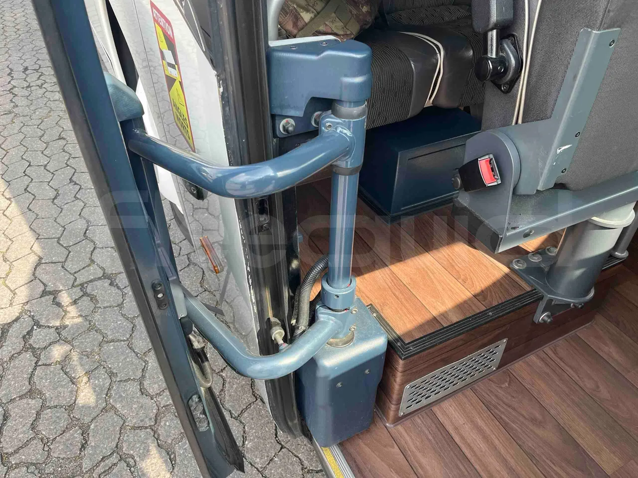 Neoplan Skyliner L - EUR6 - 371kW - 14.0000m - door mechanism photo