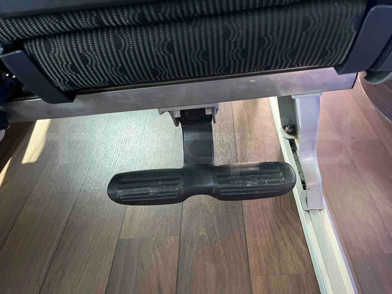 Neoplan Skyliner L - EUR6 - 371kW - 14.0000m - footrest detail photo