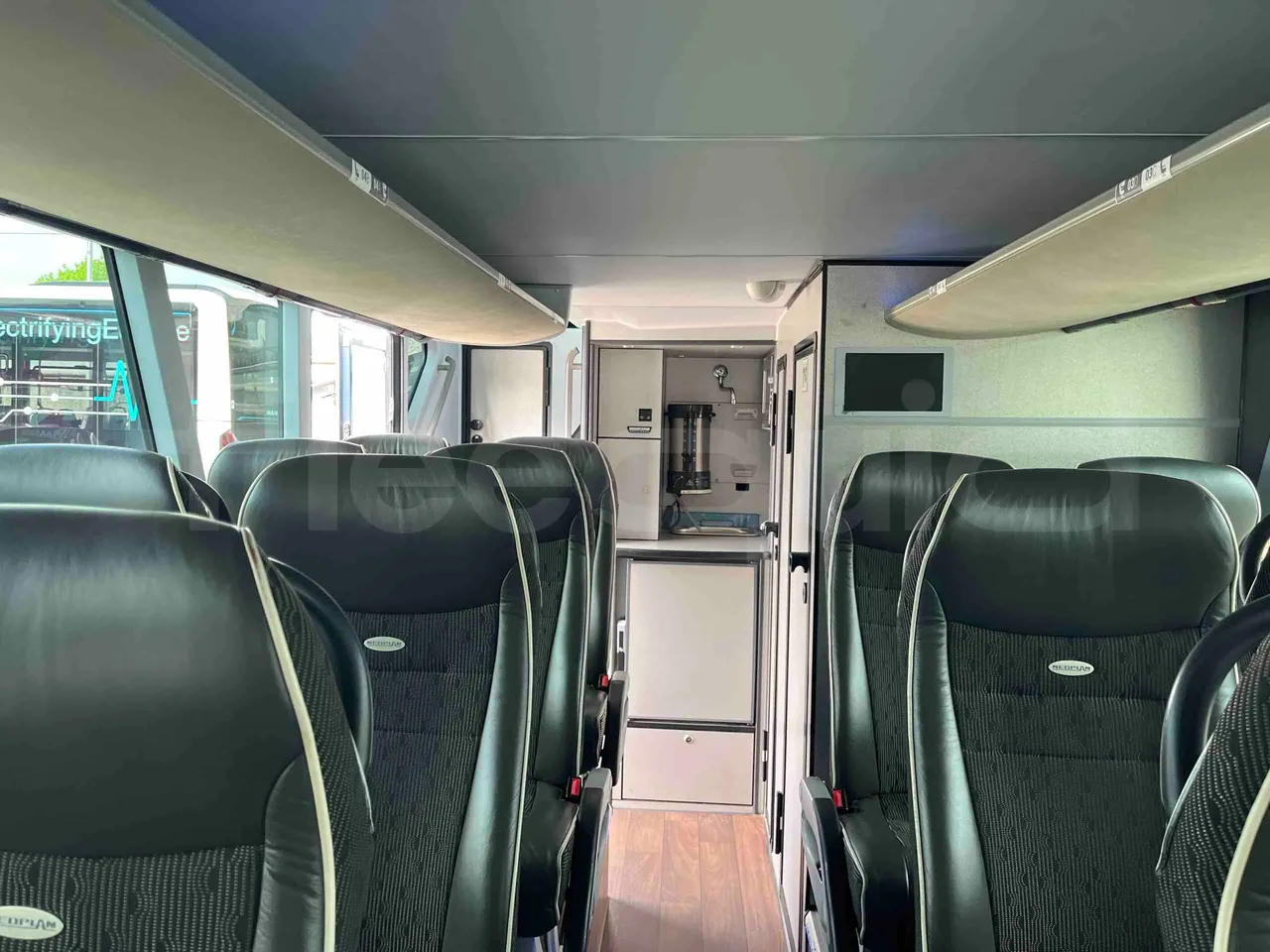 Neoplan Skyliner L - EUR6 - 371kW - 14.0000m - reverse view middle aisle
